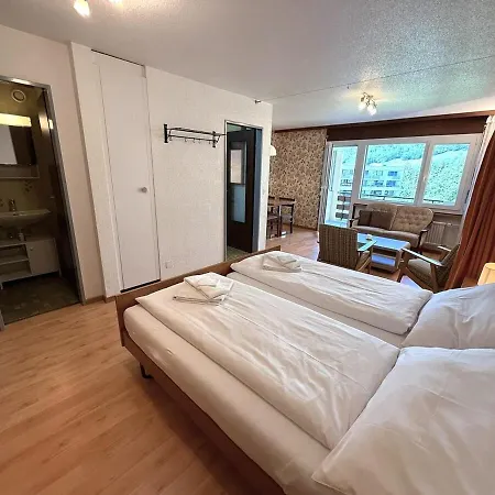 Royal 33 لوكباد
